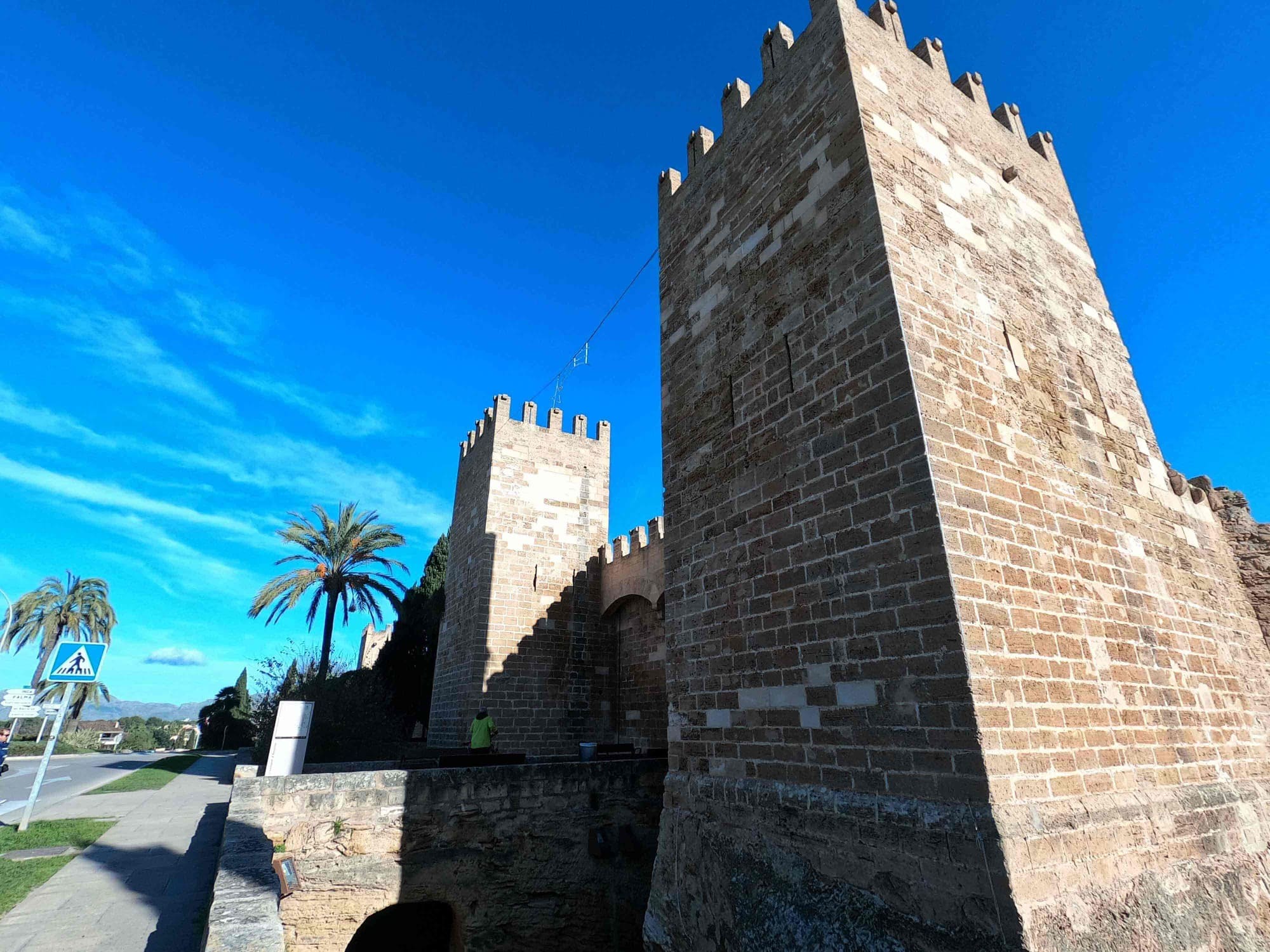 Alcudia un pueblo rodeado por su muralla Alcudia