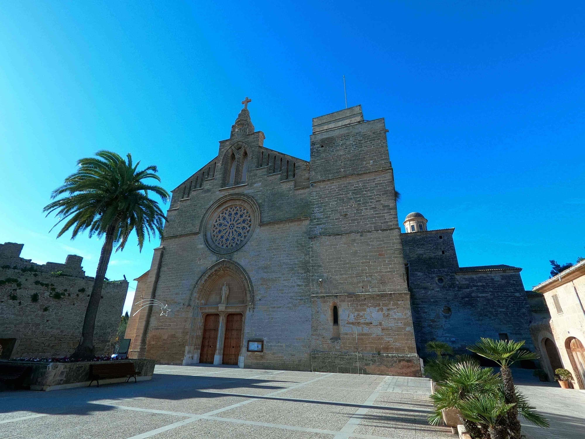 Con su enorme Iglesia Alcudia y su enorme iglesia