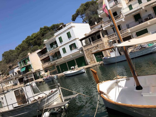 Cada casa tiene su barca Cala Figuera
