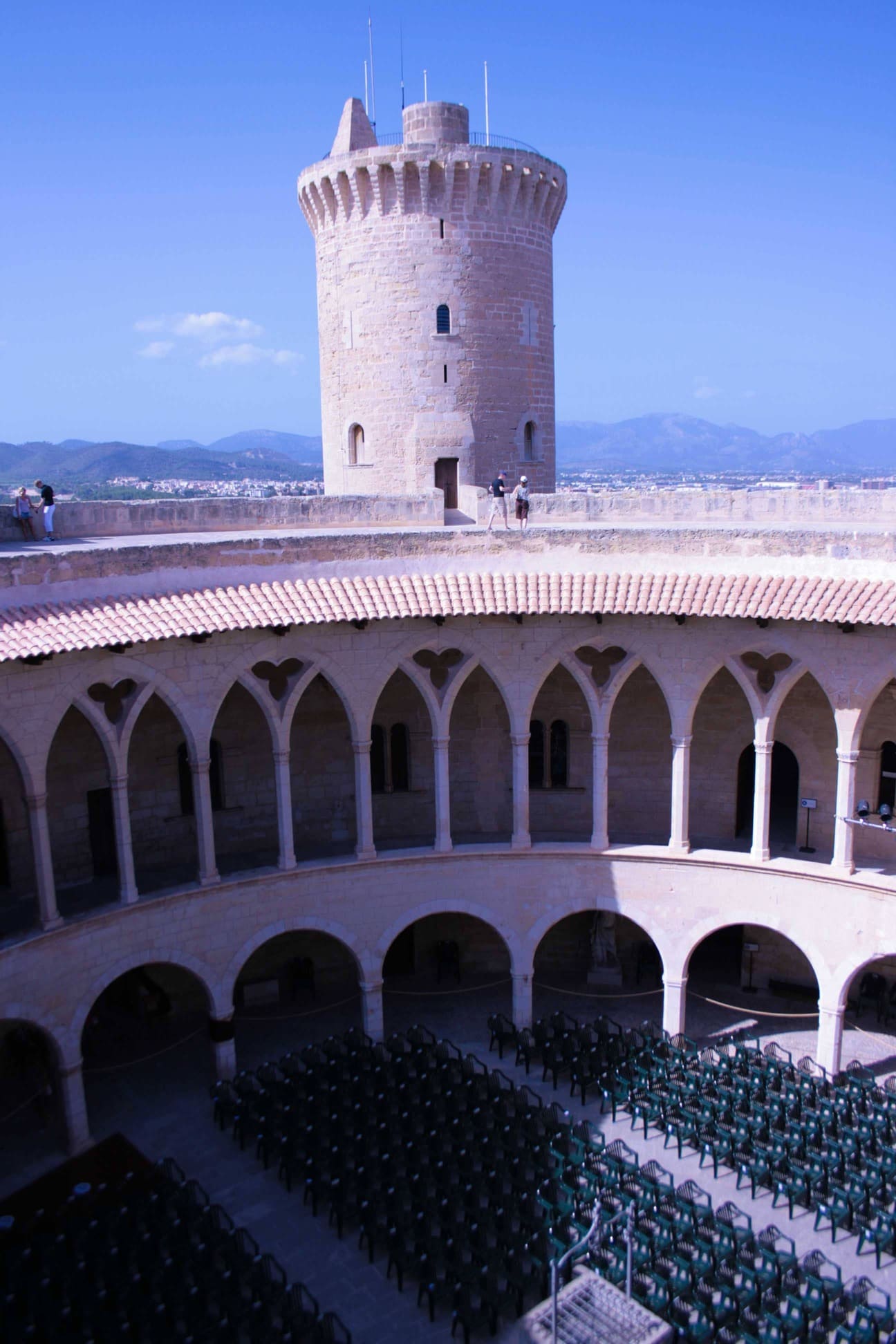 En el interior también dan conciertos Castillo de Bellver, también se dan conciertos