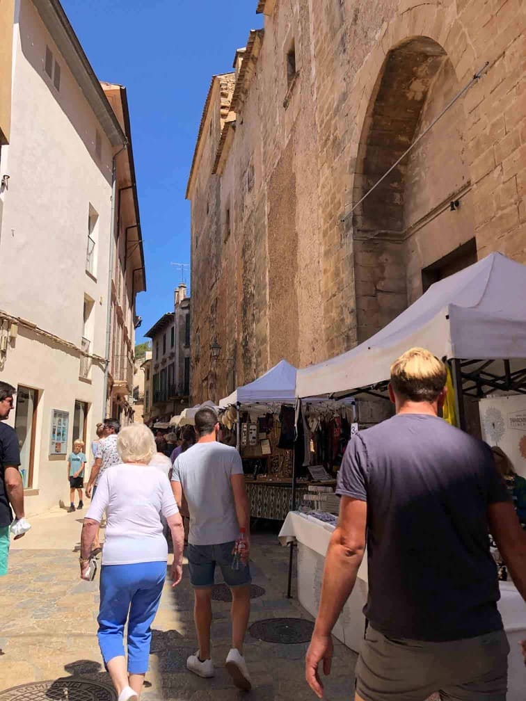 Su mercado de los domingos lleno de puestos de artesanía Pollensa